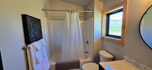 Bathroom - Sky VIew Retreat- located on the way to Yellowstone (Cody)