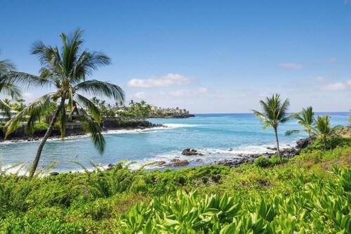 Summer Deal Kailua-Kona Vacation Condo with Ocean Views and Resort Pool