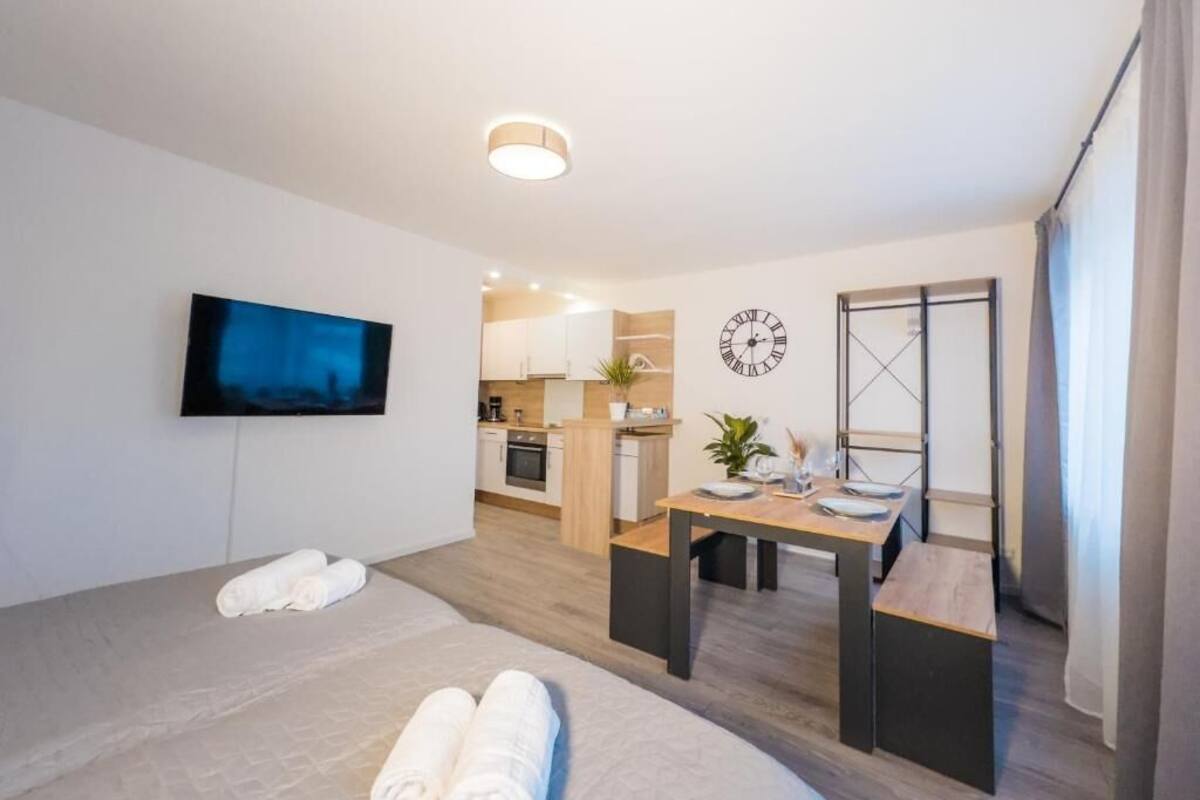 Appartamento, 2 camere da letto, cucina, vista città | Insonorizzazione, ferro/asse da stiro, Wi-Fi gratuito