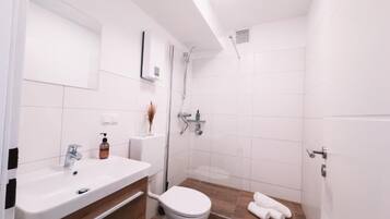 Appartement, 2 slaapkamers, keuken, uitzicht op stad | Badkamer