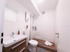 Appartement, 2 slaapkamers, keuken, uitzicht op stad | Badkamer