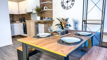 Appartement, 2 slaapkamers, keuken, uitzicht op stad | Dineren
