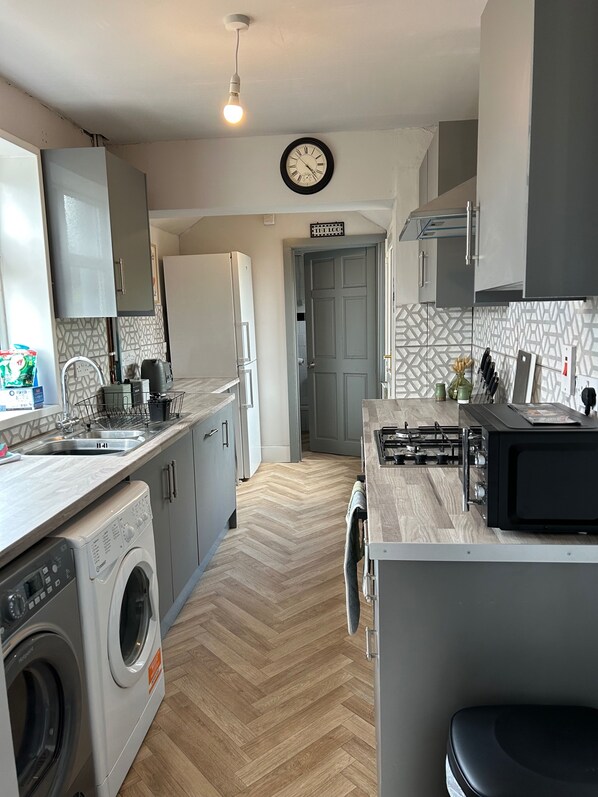 Fridge, microwave, oven, stovetop - House Sleeps 5 With Garden and Parking (Boston)