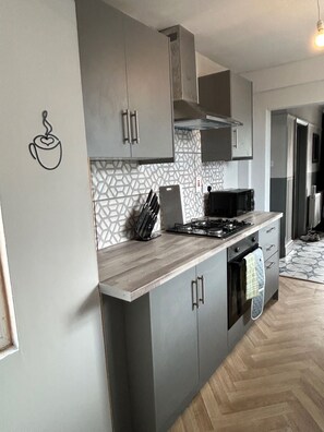 Fridge, microwave, oven, stovetop - House Sleeps 5 With Garden and Parking (Boston)