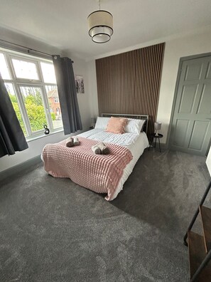 3 bedrooms, free WiFi, bed sheets - House Sleeps 5 With Garden and Parking (Boston)
