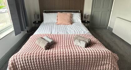 House Sleeps 5 With Garden and Parking