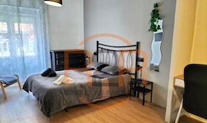 A bedroom with a bed, a desk, a chair, a dresser, and a mirror. - Hello! We are R2R Real Estate Consulting.For anything you need, please don't hesitate to contact us. We offer special rates for long stays.Bright and spacious apartment in Oviedo, ideal for families or groups. With 4 bedrooms, 2 full bathrooms, Wi-Fi, an (Oviedo)