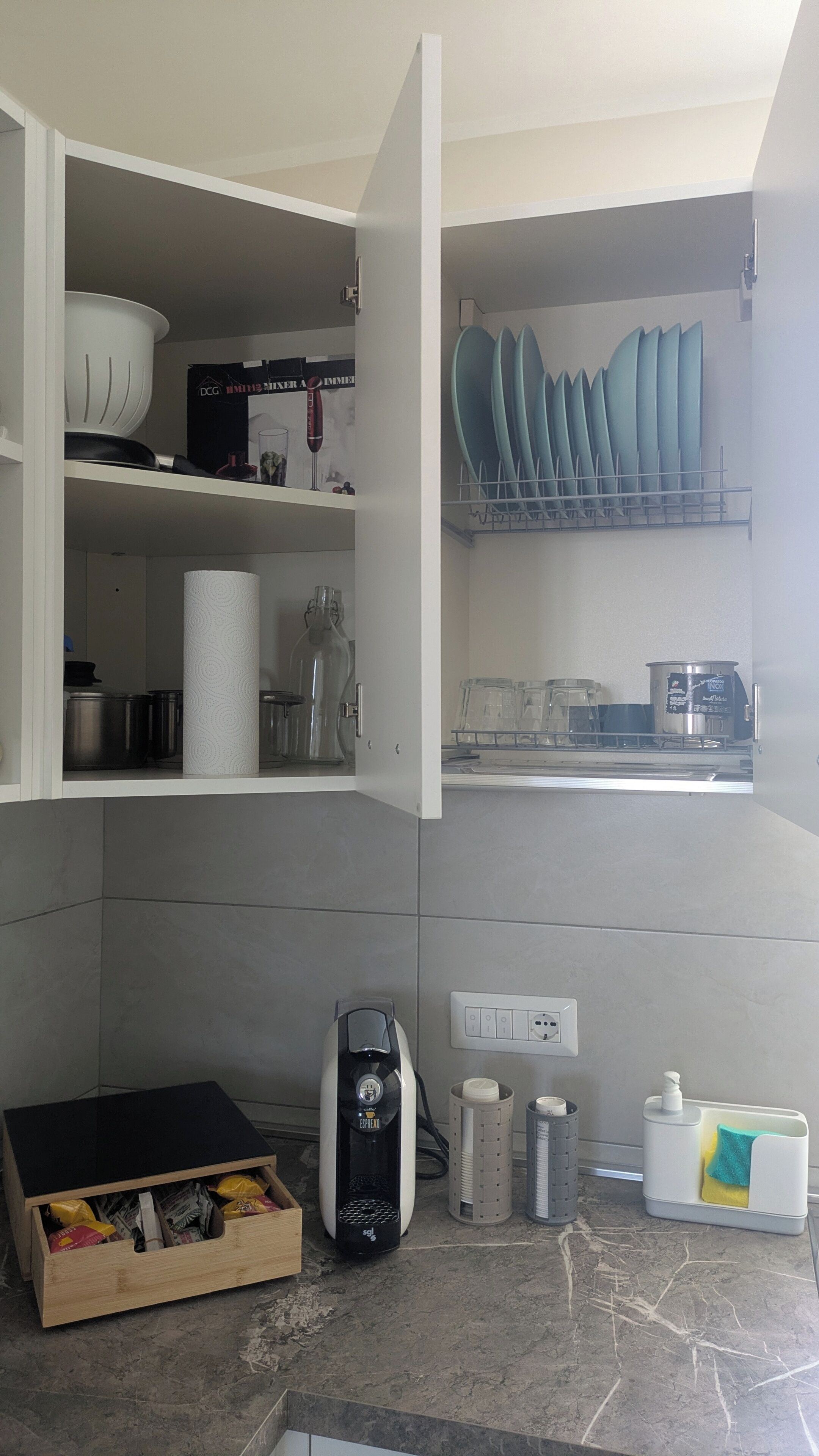 Réfrigérateur, four, plaque de cuisson, cafetière/bouilloire