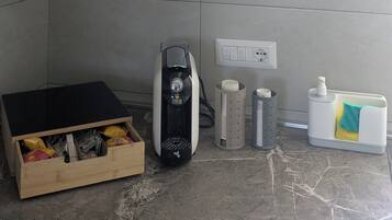 Réfrigérateur, four, plaque de cuisson, cafetière/bouilloire