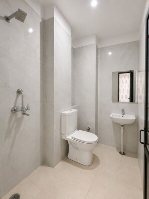 Shower, free toiletries, towels, soap - Hotel Radha Ratan Inn (Jaipur)