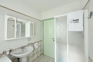 Shower, bidet, towels - RP06 - Cesenatico, bright two-room apartment with balcony and garage (Cesenatico)