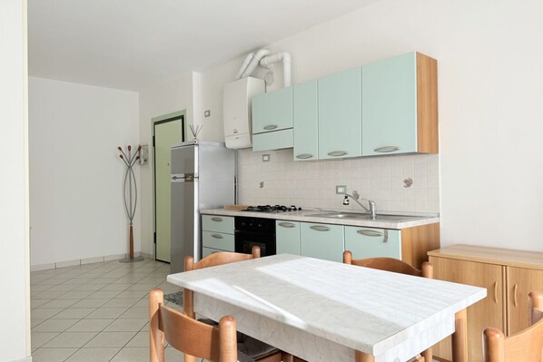 Private kitchen - RP06 - Cesenatico, bright two-room apartment with balcony and garage (Cesenatico)