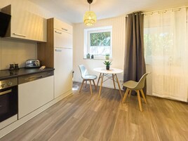 Apartamento, 1 habitación, balcón, vistas al jardín | Cocina privada | Hervidor eléctrico