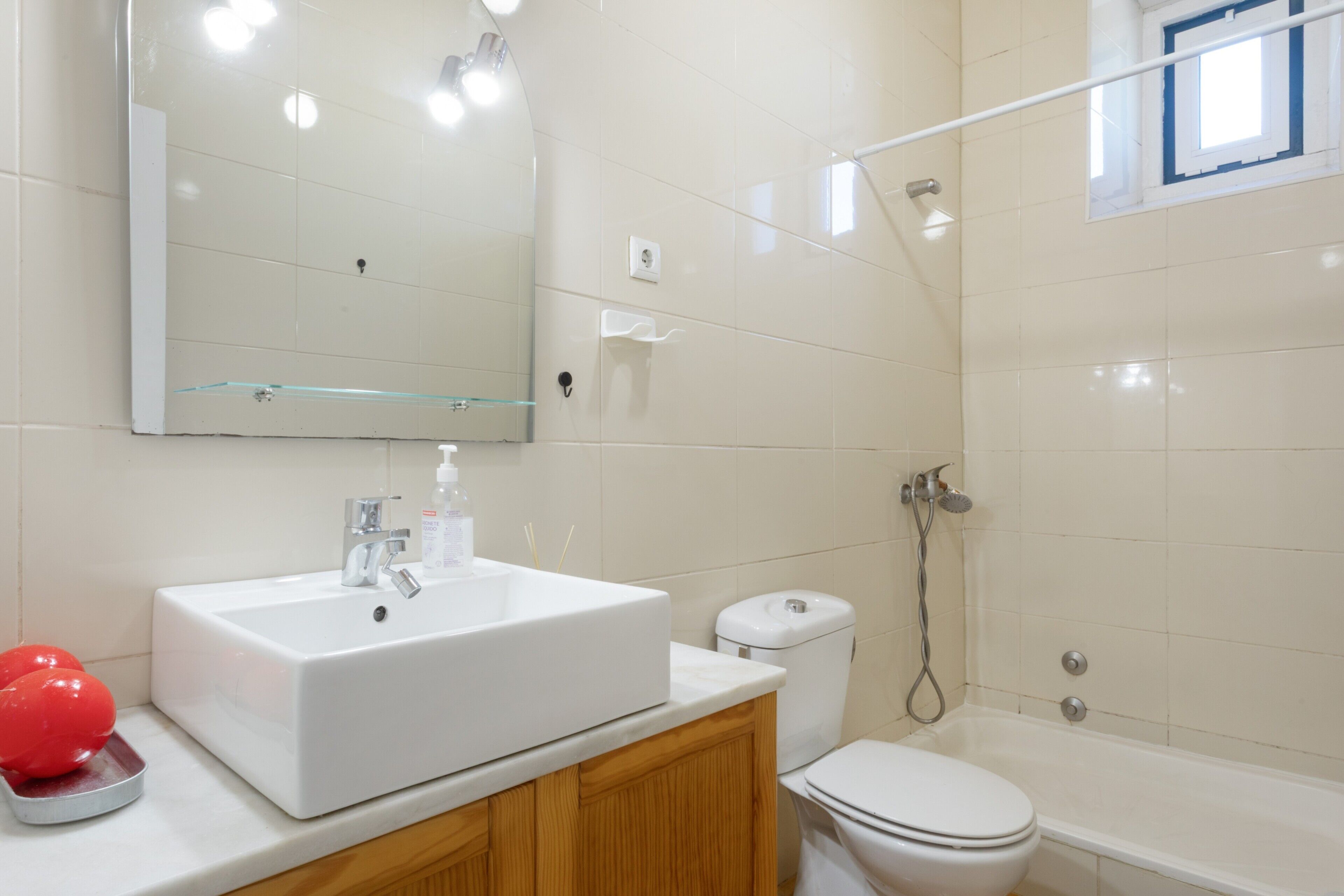Un bagno con lavandino, water e vasca da bagno bianchi.