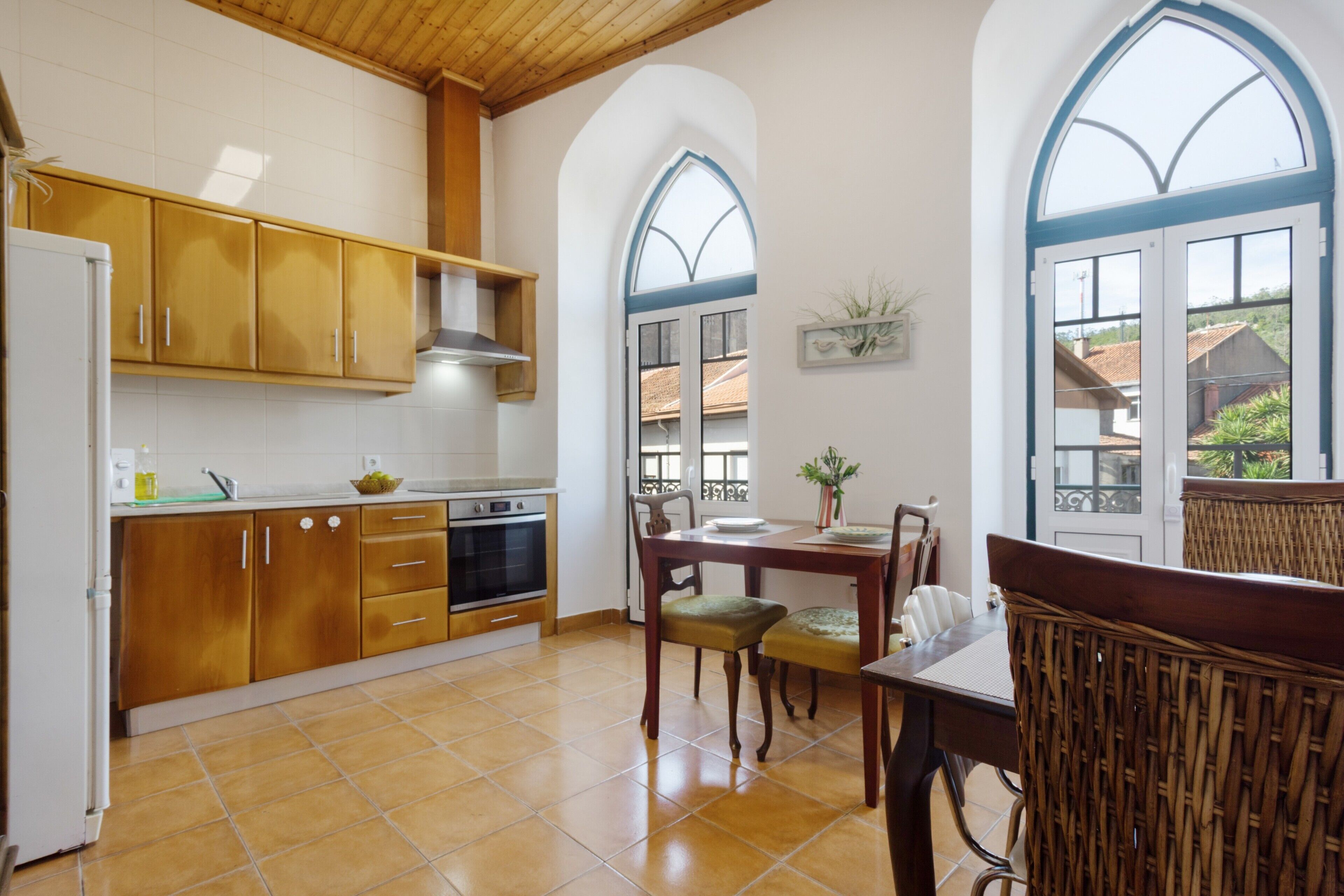 Frigorífico, microondas, horno y placa de cocina