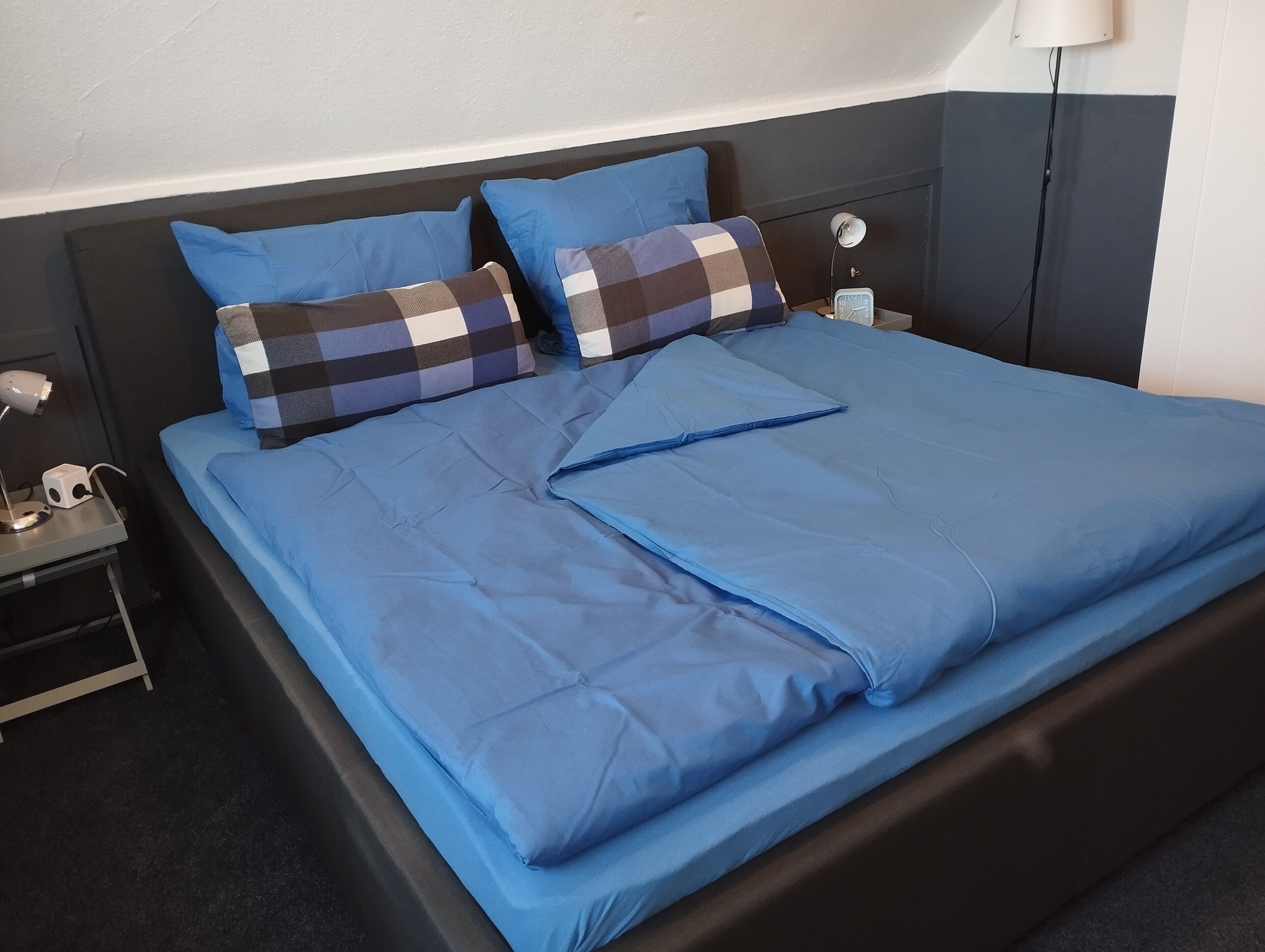 Iron/ironing board, bed sheets