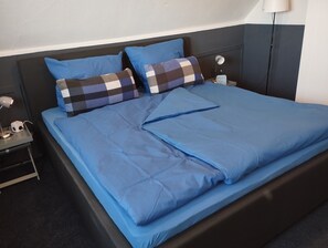 Een strijkplank/strijkijzer, beddengoed