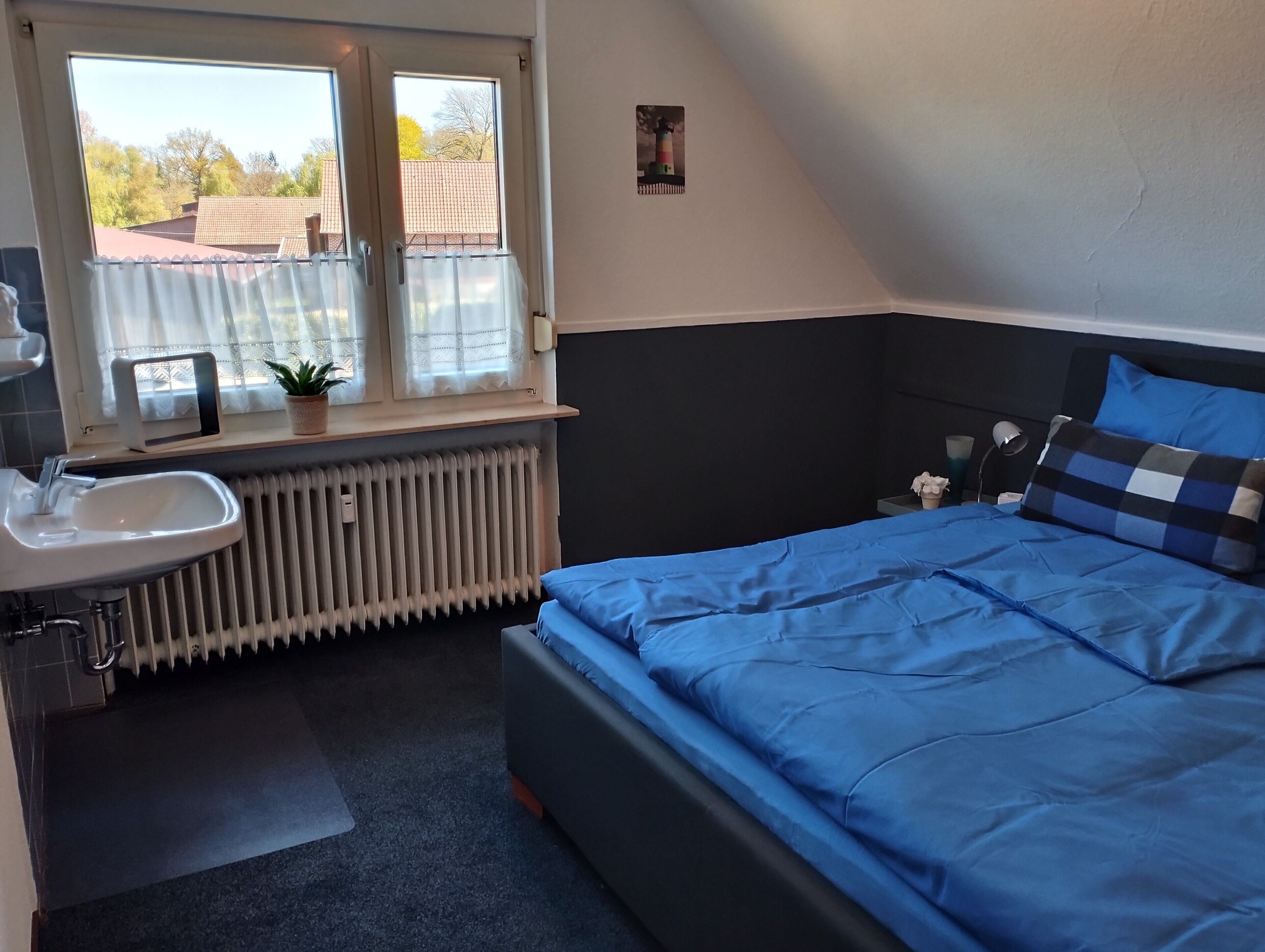 Iron/ironing board, bed sheets