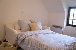 Iron/ironing board, WiFi, bed sheets
