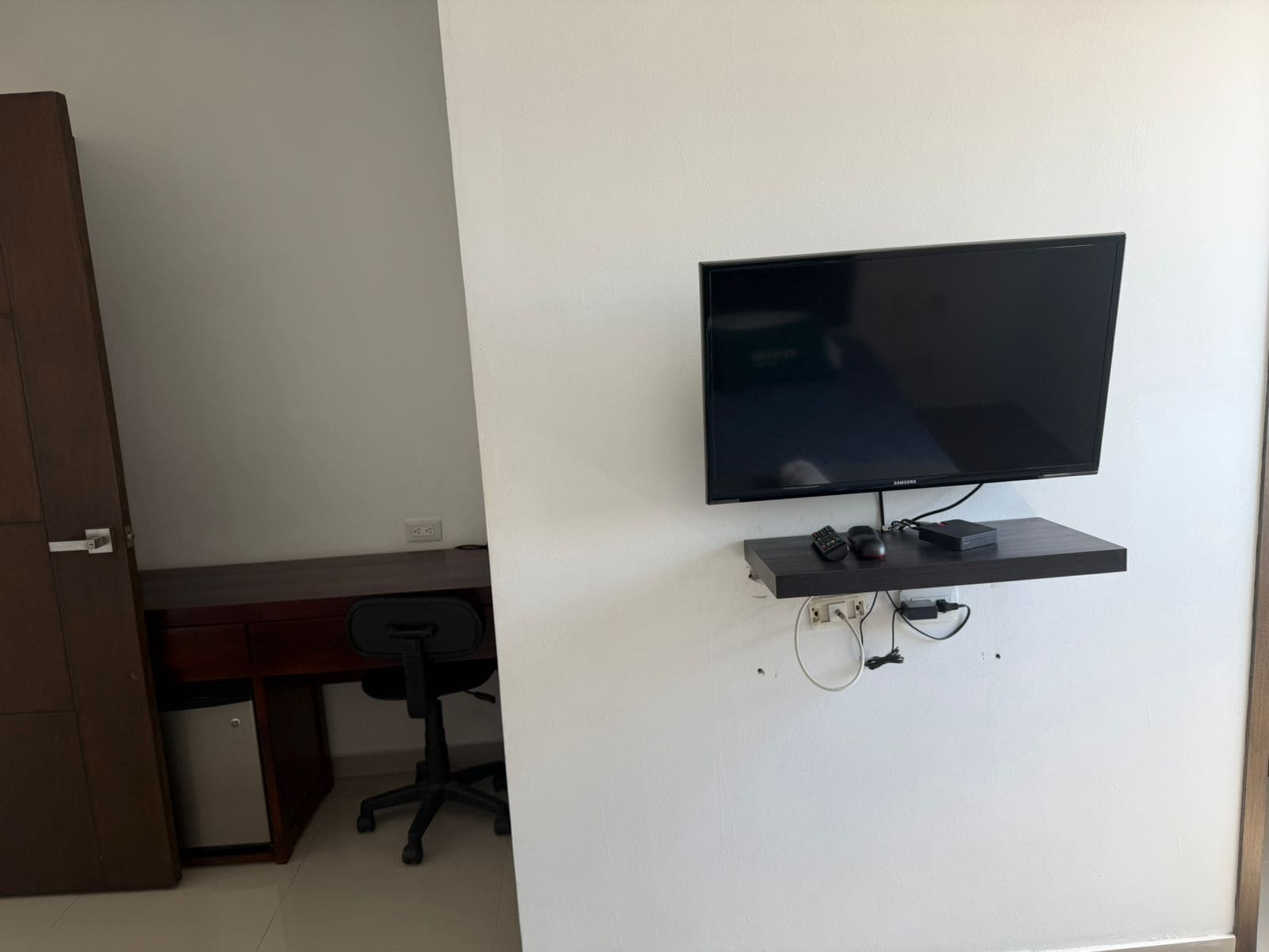 Escritorio, tabla de planchar con plancha y wifi gratis 