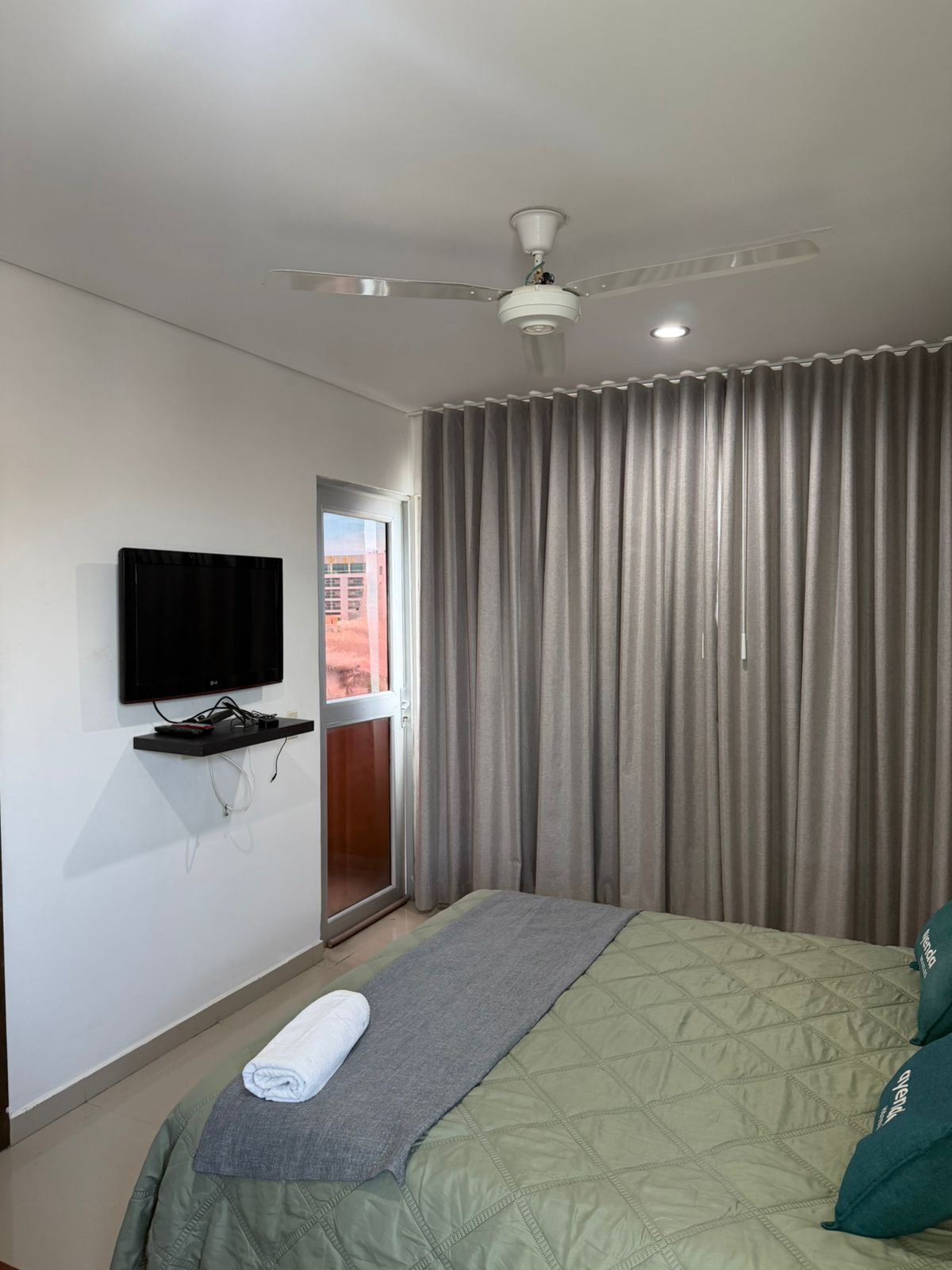 Habitación Deluxe doble | Escritorio, tabla de planchar con plancha, wifi gratis
