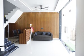 Lobby - Spacious 4 bedroom villa with AC in  Govardhan Near Radha Kund,Mathura, UP India (Govardhan)