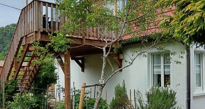 Dans une maison avec jardin, appartement avec terrasse à proximité d'un lac.
