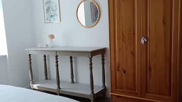 1 habitación, tabla de planchar con plancha, wifi gratis y ropa de cama