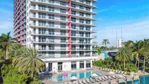 A multi-story hotel with a swimming pool and lounge area. - High-Floor Studio | Intracoastal, Sleeps 4 (Hallandale Beach)