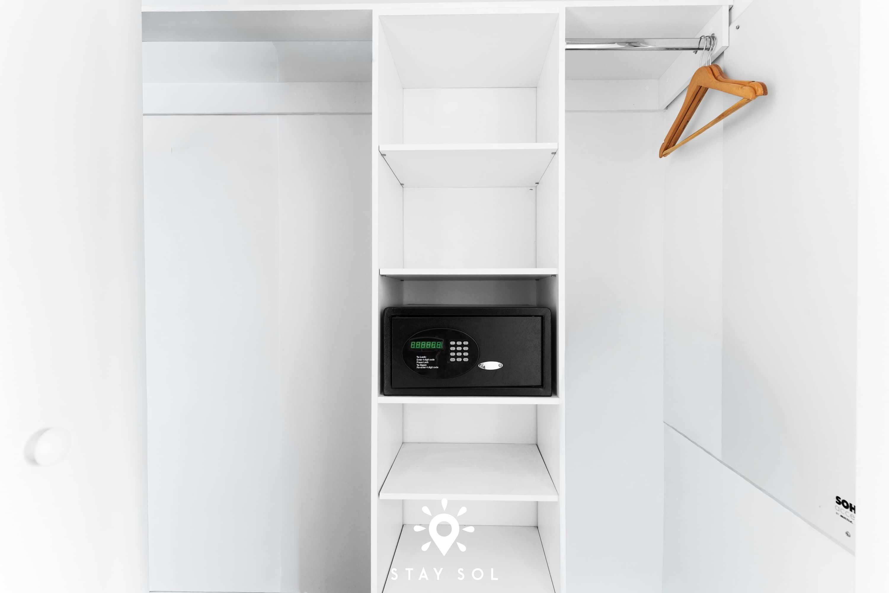 Een witte kast met een digitaal slot op de deur.