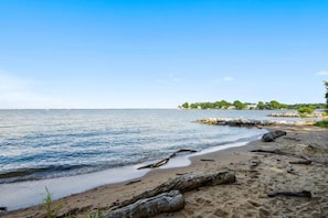 Beach - Quiet Woodland Lodge w Community Beach Access & Large Private Deck (Annapolis)