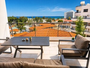 Outdoor dining - Best Seaview in Larnaca - 2 BDR Apt - 3 Min Walk to Beach l Private Parking (Larnaka)