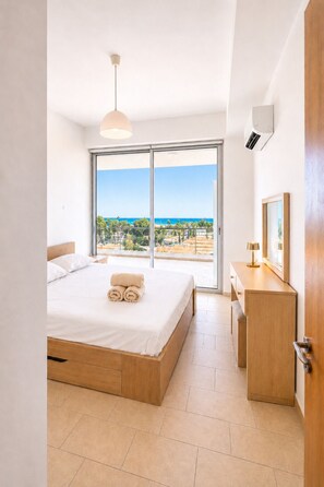 Room - Best Seaview in Larnaca - 2 BDR Apt - 3 Min Walk to Beach l Private Parking (Larnaka)