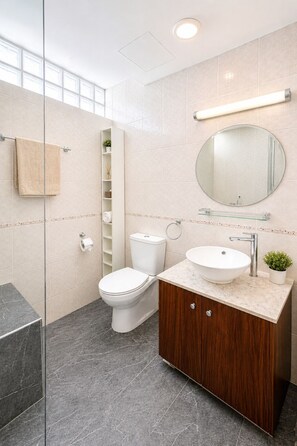 Bathroom - Best Seaview in Larnaca - 2 BDR Apt - 3 Min Walk to Beach l Private Parking (Larnaka)
