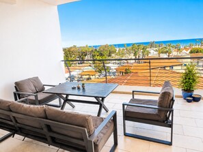 Outdoor dining - Best Seaview in Larnaca - 2 BDR Apt - 3 Min Walk to Beach l Private Parking (Larnaka)