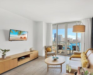 TV, offices - High-Floor Waterway · 2BR Resort Suite & Balcony (Hallandale Beach)