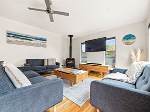 Living area - Stunning two story home in town centre (Margaret River)