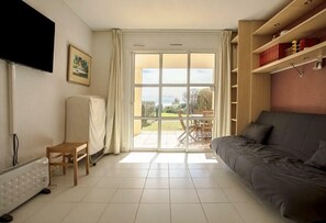 Living area - Gorgeous 1-bedroom resort in tranquil Saint-Raphaël perfect for relaxing (Saint-Raphaël)