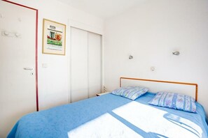 Iron/ironing board, WiFi - Gorgeous 1-bedroom resort in tranquil Saint-Raphaël perfect for relaxing (Saint-Raphaël)