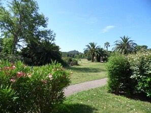 Property grounds - Gorgeous 1-bedroom resort in tranquil Saint-Raphaël perfect for relaxing (Saint-Raphaël)