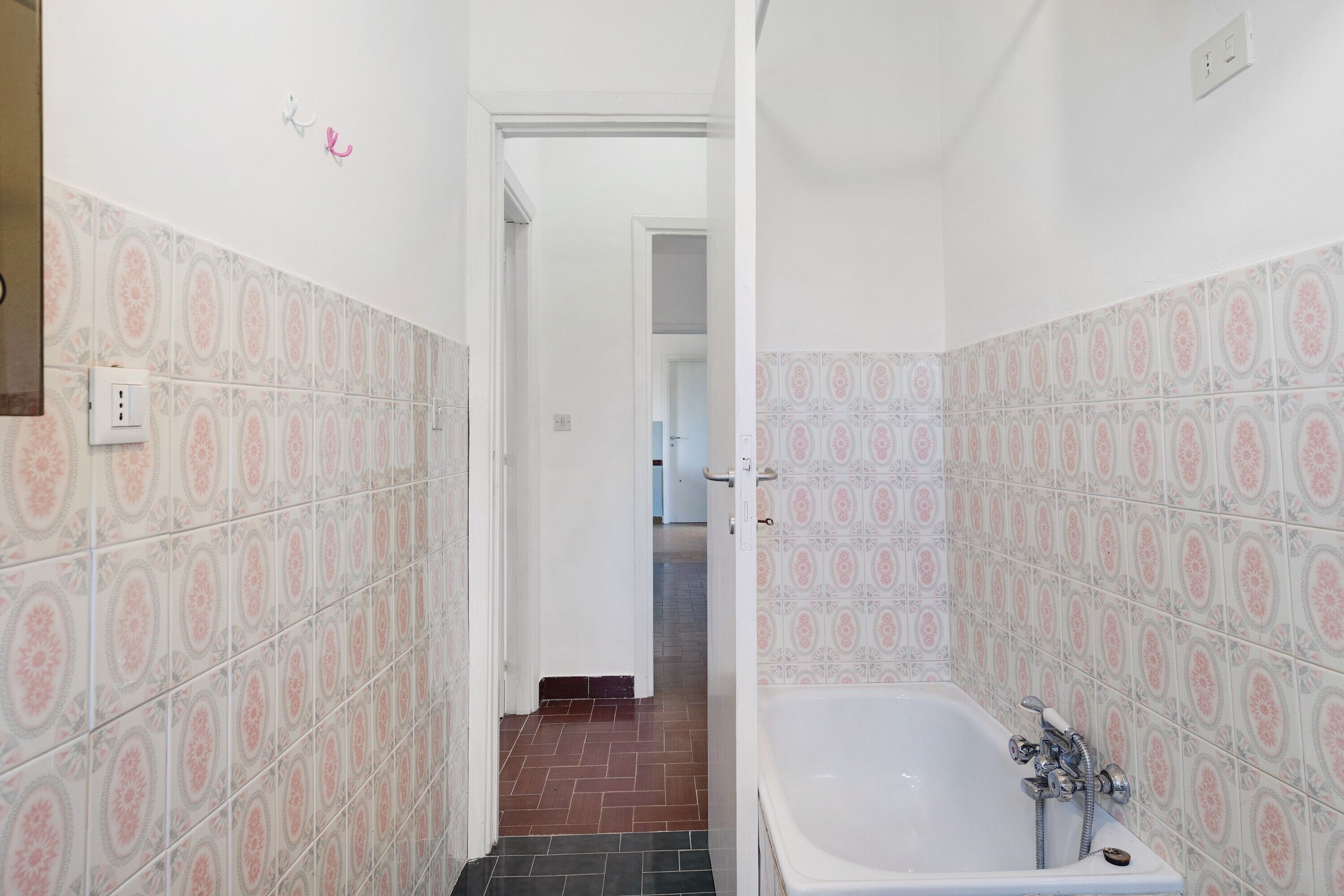 Douche, sèche-cheveux, serviettes fournies