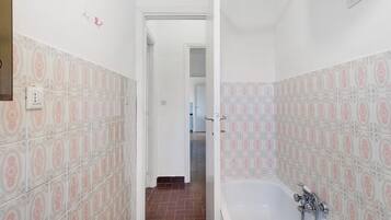 Douche, sèche-cheveux, serviettes fournies