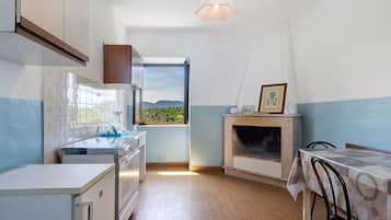 Refrigerador, placa de cocina, cafetera/tetera, utensilios de cocina