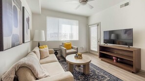 Smart TV - Landing | Spectacular 1BD, Gym (Glendale)