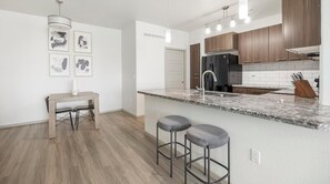 Réfrigérateur, tables à manger
