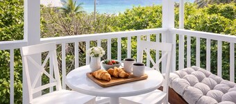 Cozy 2bdrm private home/Cayman Brac W/ AC, gym, WiFi & outdoor tub