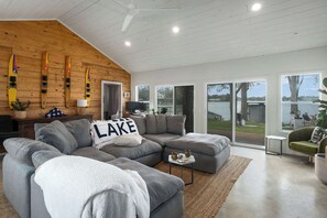 TV, offices - Lake McQueeney Retreat | BBQ | Pickleball | Views (New Braunfels)
