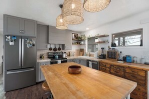 Fridge, microwave, oven, stovetop - Lake McQueeney Retreat | BBQ | Pickleball | Views (New Braunfels)