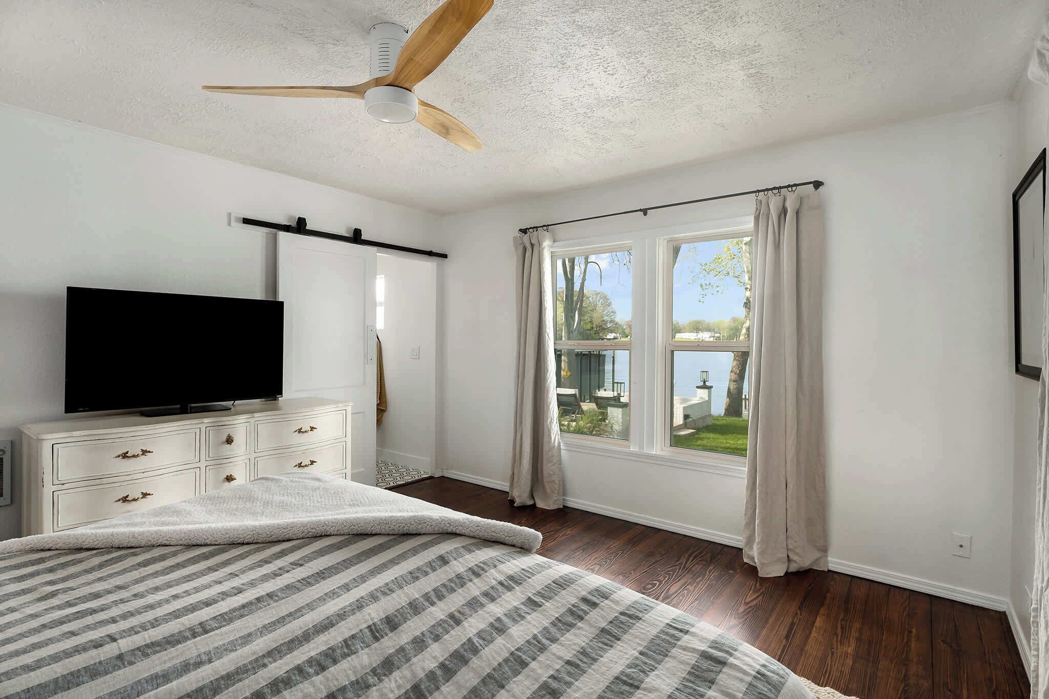 Desk, iron/ironing board, WiFi, bed sheets