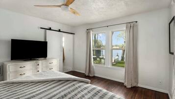 Desk, iron/ironing board, WiFi, bed sheets